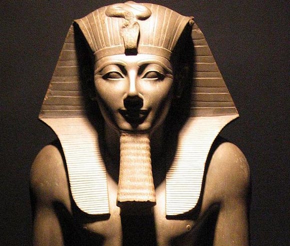 Thutmose-III-statue