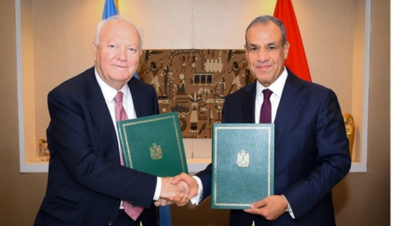 Egyptian Foreign Minister Badr Abdelatty and UN Under-Secretary-General Miguel Ángel Moratinos during the signing ceremony
