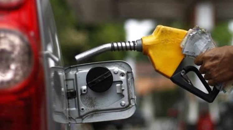  International Monetary Fund expert (IMF) Subir Lall hailed on Friday a decision by the Egyptian fuel automatic pricing committee to reduce fuel products by 25 piasters.