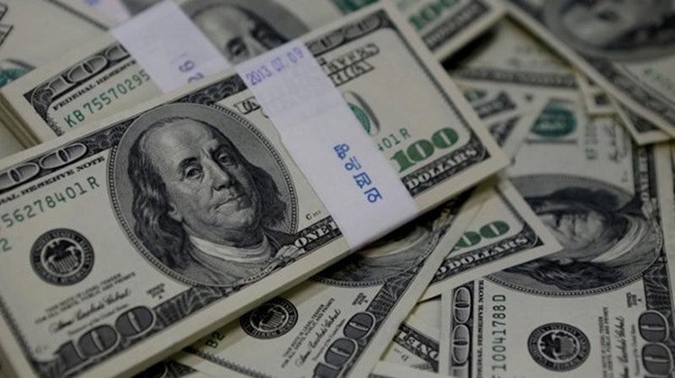  The US dollar exchange rate slightly fell back during transactions at major banks on Monday.