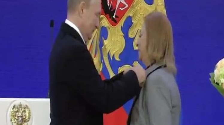 Russian President Vladimir Putin honored a professor of the Russian Literature and former Dean of the Faculty of Languages, Ain Shams University, Makarem Ahmed el-Ghamry.