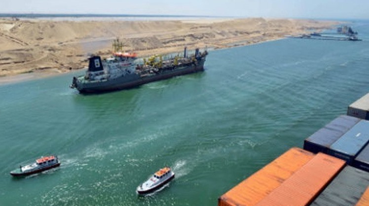 An Italian cruise ship crossed Monday the Suez Canal using remote guidance for the first time ever in the canal's history.