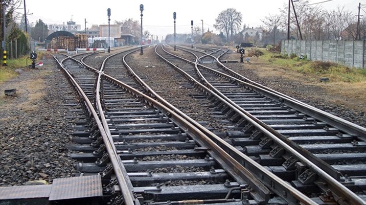 Egypt's Minister of Transportation Kamel al-Wazir held a meeting Sunday with the chairperson and board members of the Egyptian Railway Authority (ERA) to follow up on the accomplishment rate of the development of stations and railways.
