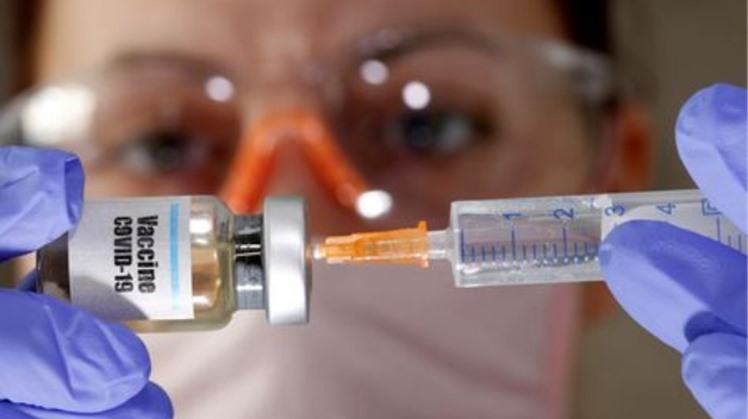 FILE PHOTO: A handout photo shows an employee demonstrating vials with "Gam-COVID-Vac" vaccine /Andrey Rudakov/Handout via REUTERS

