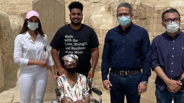 US cancer patient achieves her dream by visiting Egypt's Giza Pyramids
