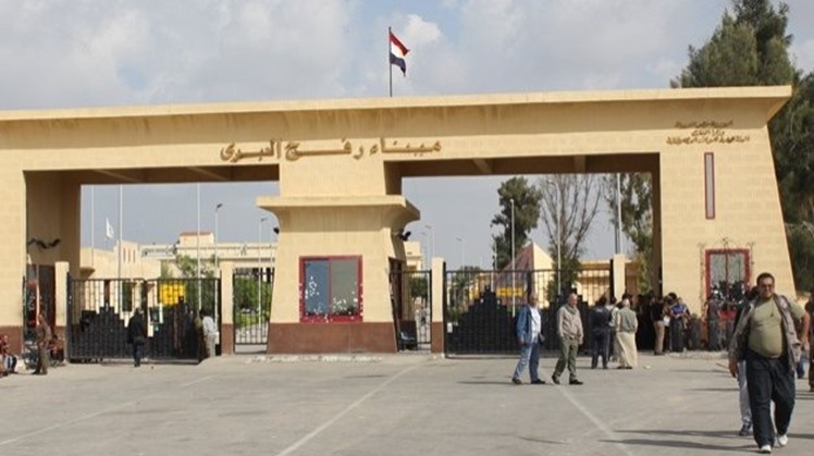 Rafah crossing remains open to receive humanitarian cases, deliver aid
