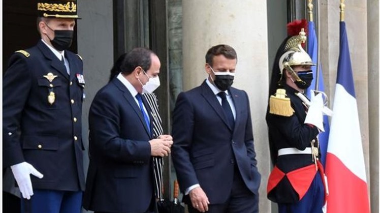  Egypt's President Abdel Fattah El-Sisi spoke over the phone with French President Emmanuel Macron on Sunday evening, discussing the issues of mutual concern, Presidential Spokesperson Bassam Rady said in a statement. 
