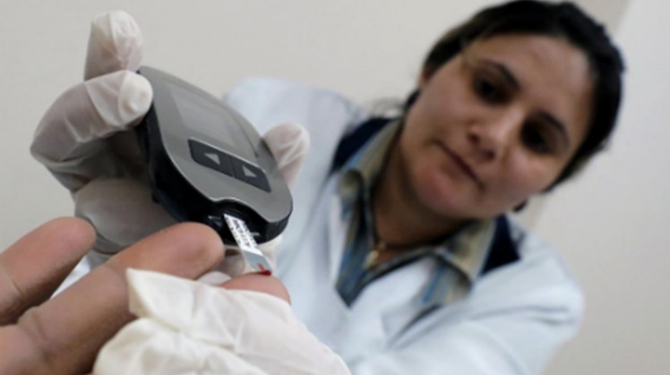 An Egyptian doctor makes a test during the campaign that aims to test 50 million people to detect and treat hepatitis C patients in a bid to eliminate the disease by 2022, in Cairo, Egypt November 11, 2018. (Photo: Reuters)
