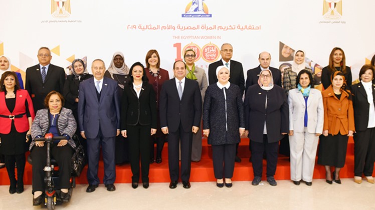 President Abdel Fatah al-Sisi and a number of ideal mothers pose for a picture on the Egyptian Woman Day
