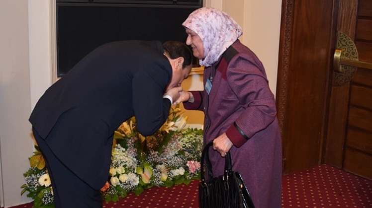 President Abdel Fatah al-Sisi kisses hand of an ideal mother on the Egyptian Woman Day
