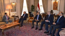  Minister of Foreign Affairs Sameh Shoukry reiterated on Thursday Egypt’s support to all efforts aiming to find a comprehensive and sustainable political solution in Yemen in a meeting with his Yemeni counterpart, Ahmed BinMubarak, in Cairo.

