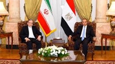Iranian Foreign Minister Abbas Araghchi (L), Egyptian Foreign Minister Badr Abdelatty (R)